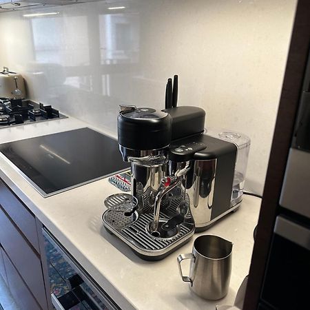 Private 1 Bed Accom With Bathroom In A 3 Bed Apartment - Melb Cbd, Regency Towers - Free Parking, Wifi And Pool Melbourne Eksteriør bilde