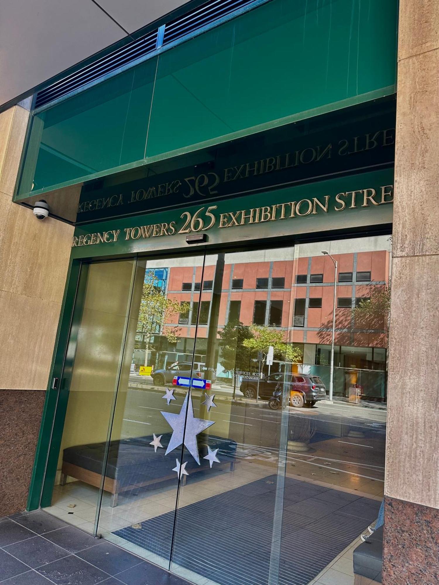 Private 1 Bed Accom With Bathroom In A 3 Bed Apartment - Melb Cbd, Regency Towers - Free Parking, Wifi And Pool Melbourne Eksteriør bilde
