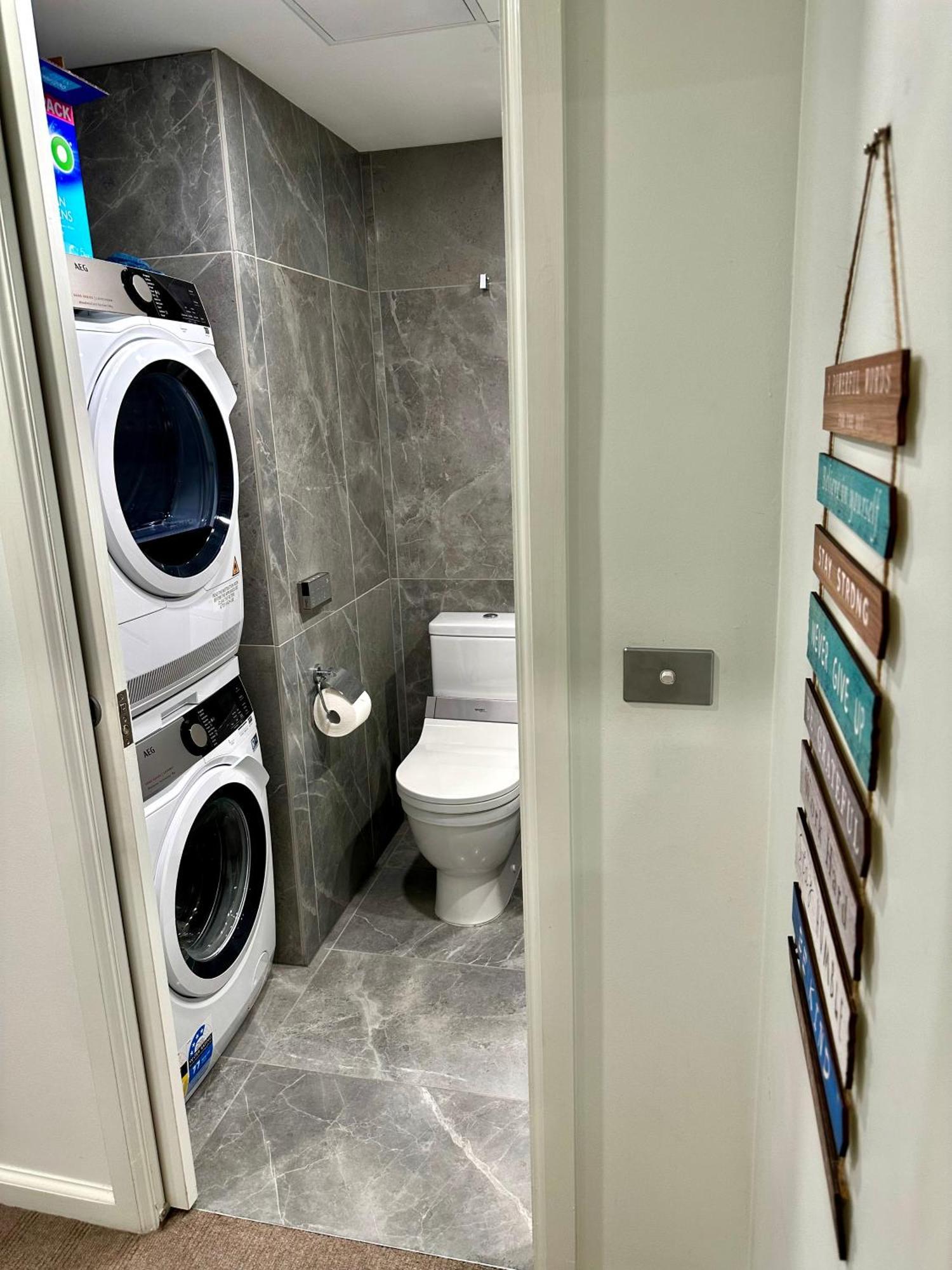Private 1 Bed Accom With Bathroom In A 3 Bed Apartment - Melb Cbd, Regency Towers - Free Parking, Wifi And Pool Melbourne Eksteriør bilde