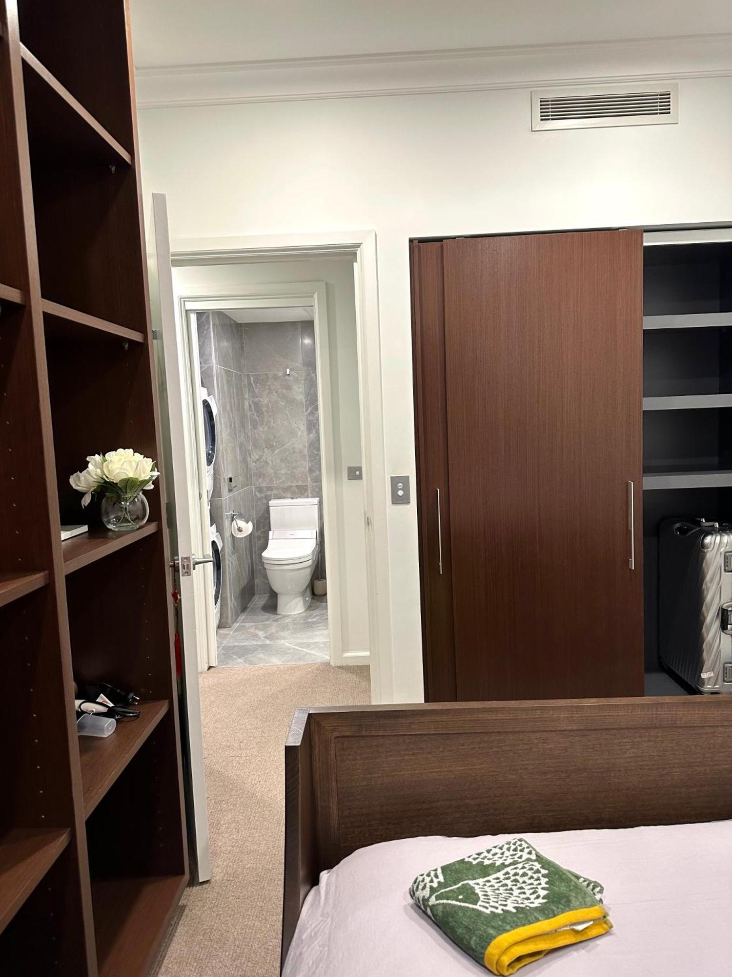 Private 1 Bed Accom With Bathroom In A 3 Bed Apartment - Melb Cbd, Regency Towers - Free Parking, Wifi And Pool Melbourne Eksteriør bilde