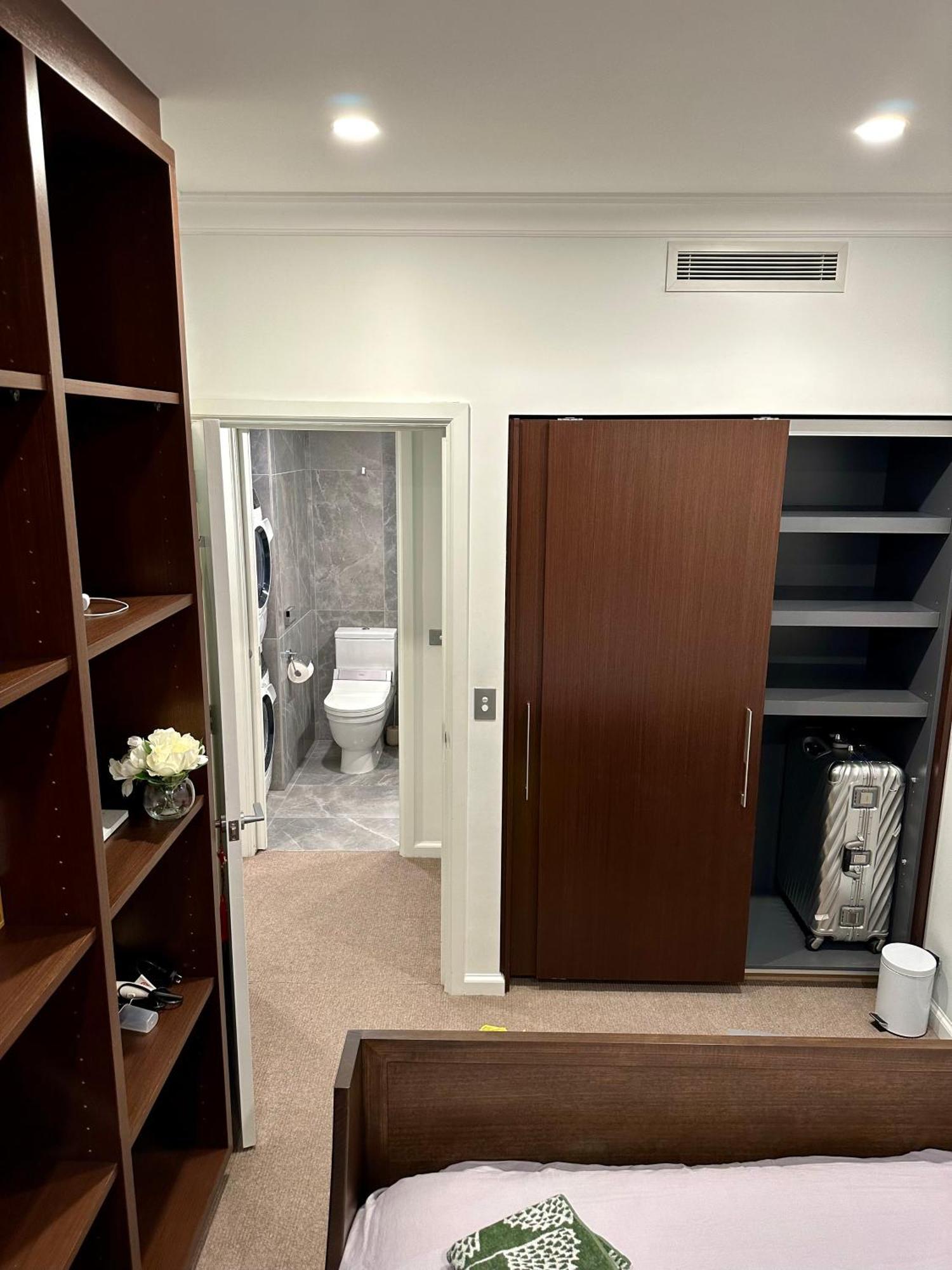 Private 1 Bed Accom With Bathroom In A 3 Bed Apartment - Melb Cbd, Regency Towers - Free Parking, Wifi And Pool Melbourne Eksteriør bilde