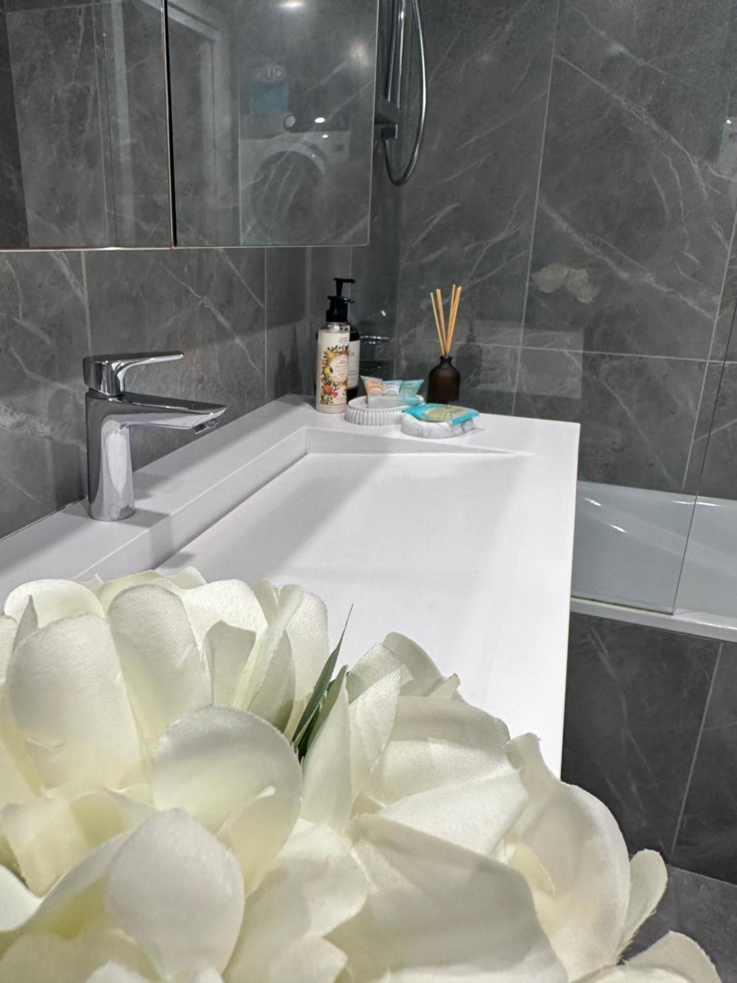 Private 1 Bed Accom With Bathroom In A 3 Bed Apartment - Melb Cbd, Regency Towers - Free Parking, Wifi And Pool Melbourne Eksteriør bilde