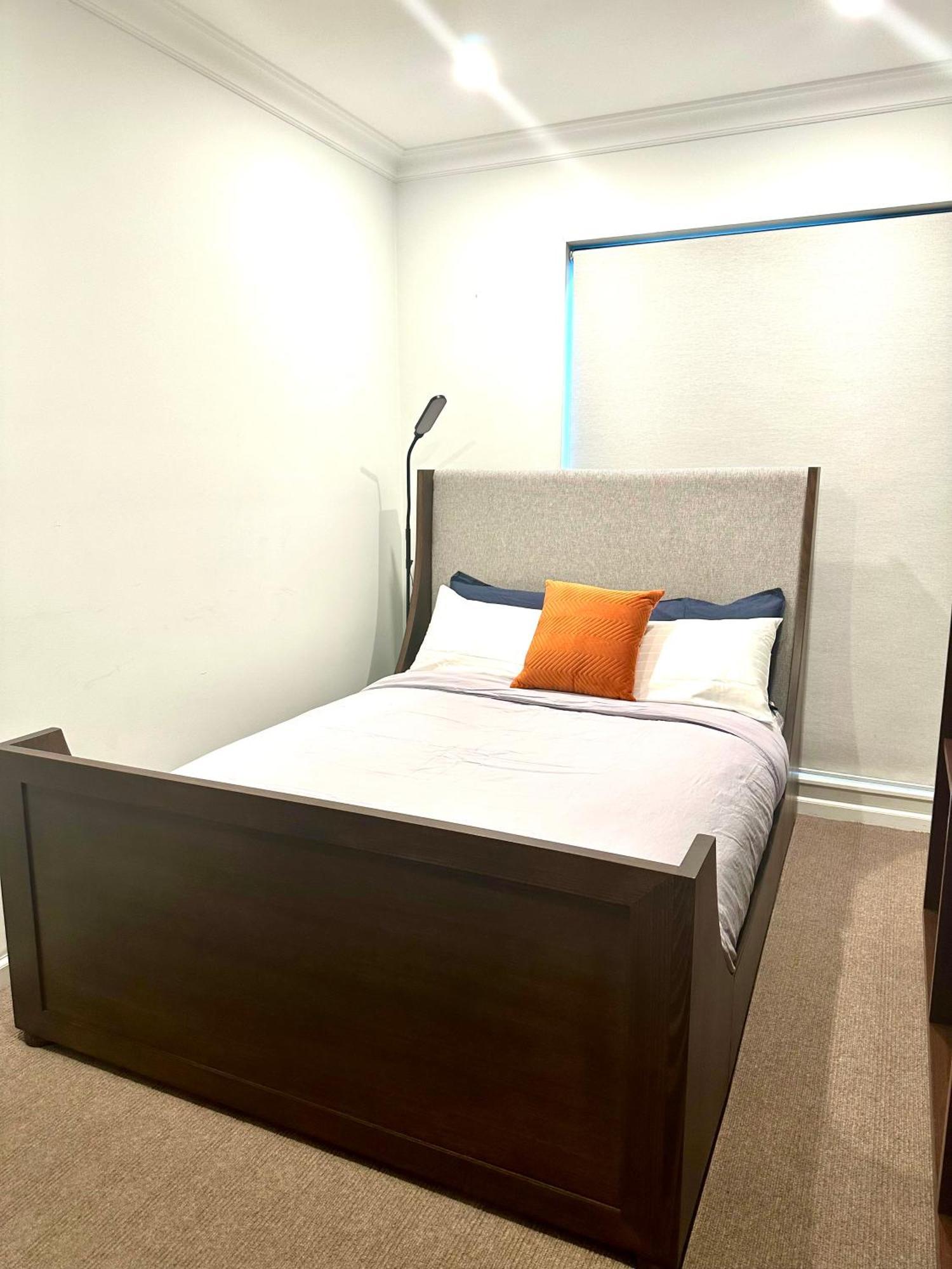 Private 1 Bed Accom With Bathroom In A 3 Bed Apartment - Melb Cbd, Regency Towers - Free Parking, Wifi And Pool Melbourne Eksteriør bilde