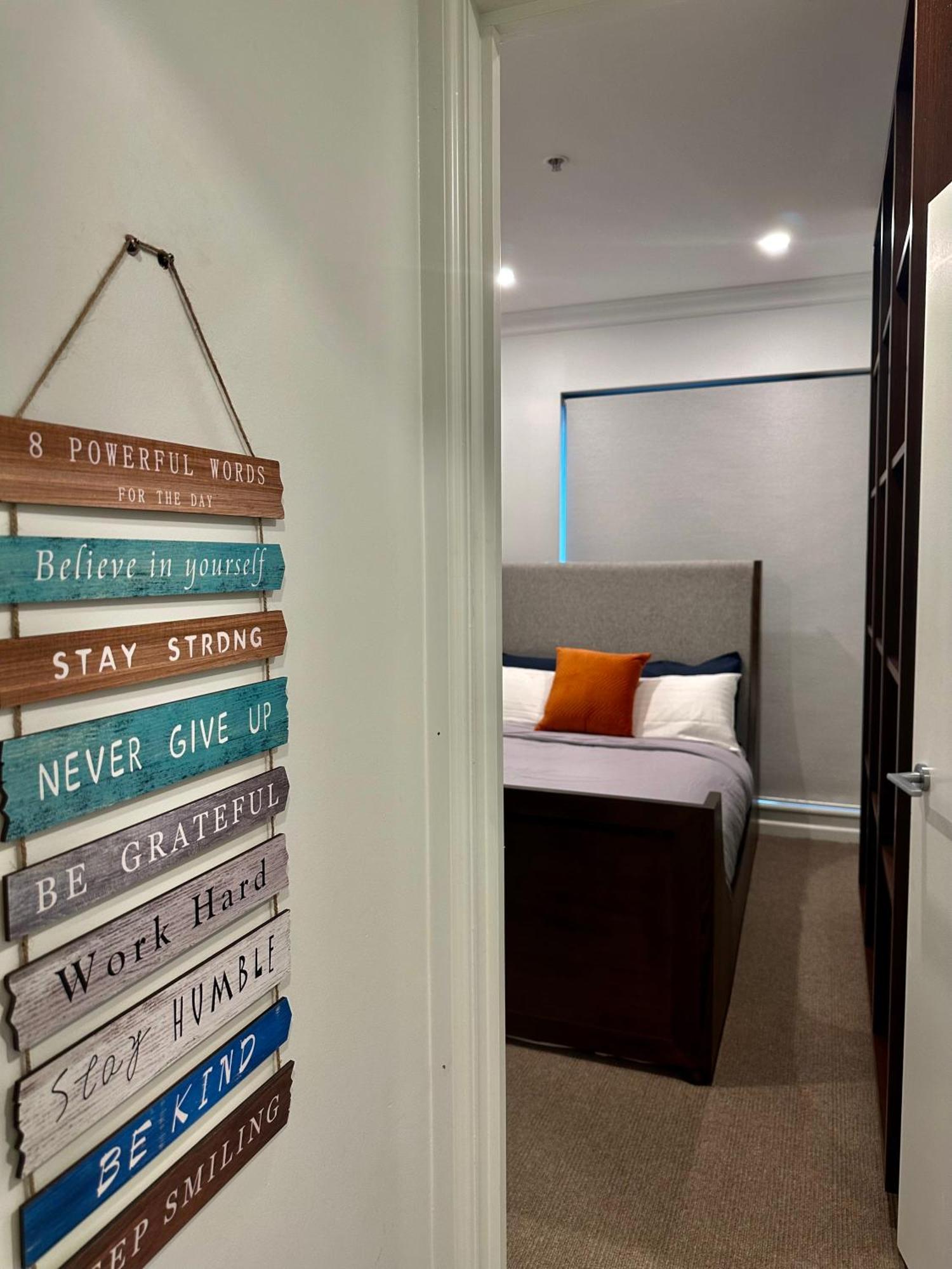 Private 1 Bed Accom With Bathroom In A 3 Bed Apartment - Melb Cbd, Regency Towers - Free Parking, Wifi And Pool Melbourne Eksteriør bilde